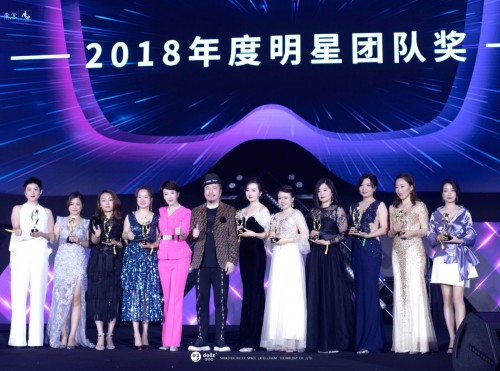  尼斯主场灯光秀致敬传奇，万人合唱震撼全场